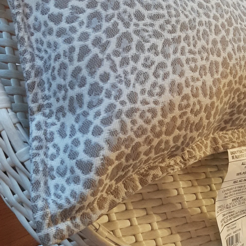 Hampton Bay Gray & Cream Animal Print Outdoor Patio Accent Pillow, NWT - Picture 4 of 8